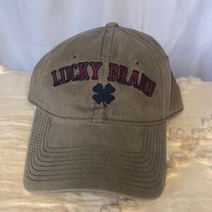 LUCKY BRAND gray cotton adjustable baseball hat. Buckle closure.